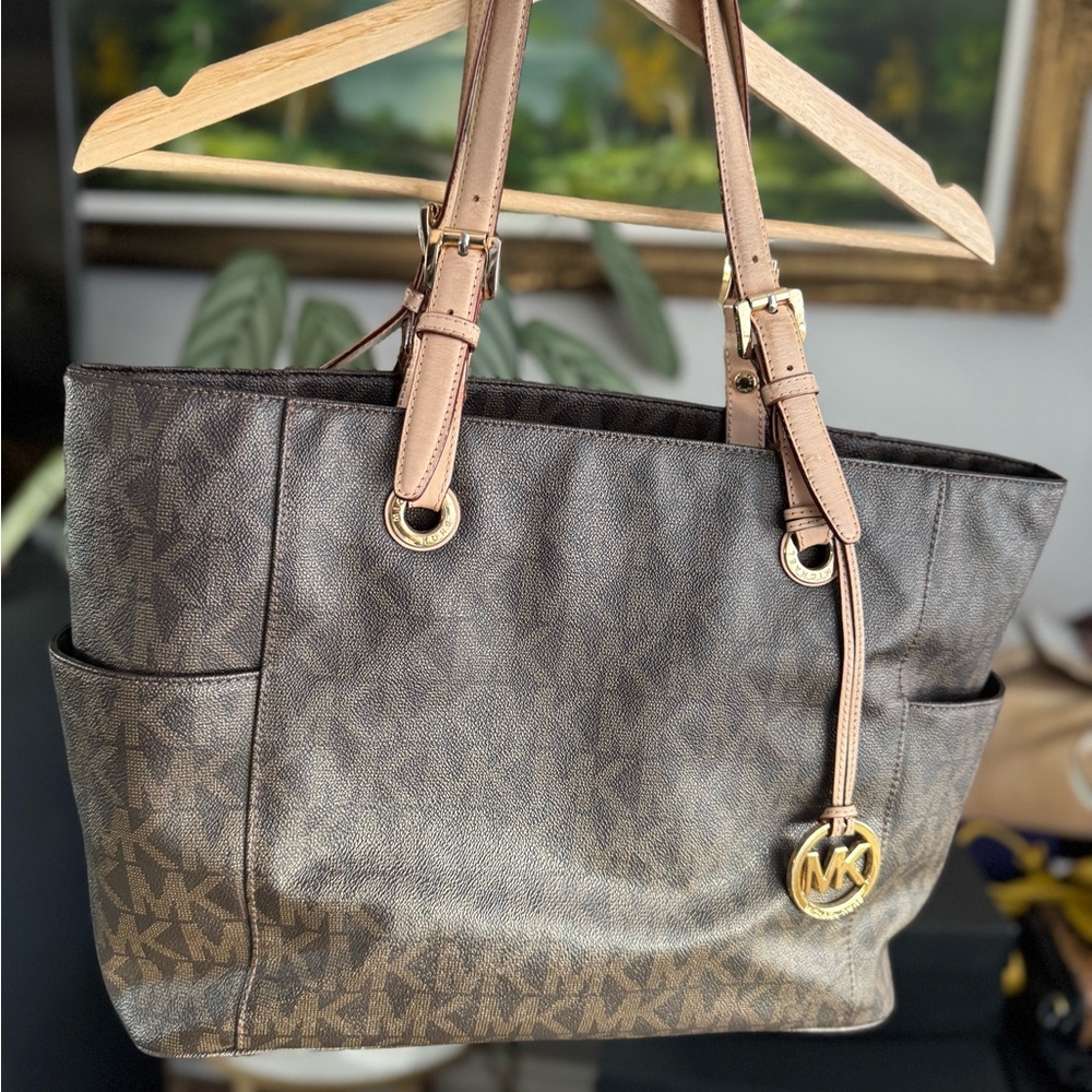Michael Kors Signature “jet set” Tote Bag with dust bag – Stylish & Spacious!